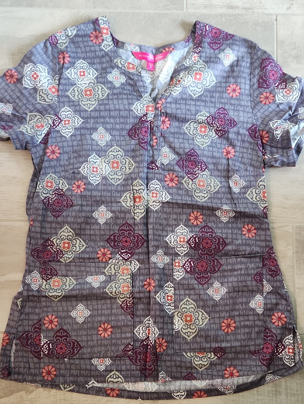 Beyond Scrubs Gray & Purple Patterned Scrub Top - Size M